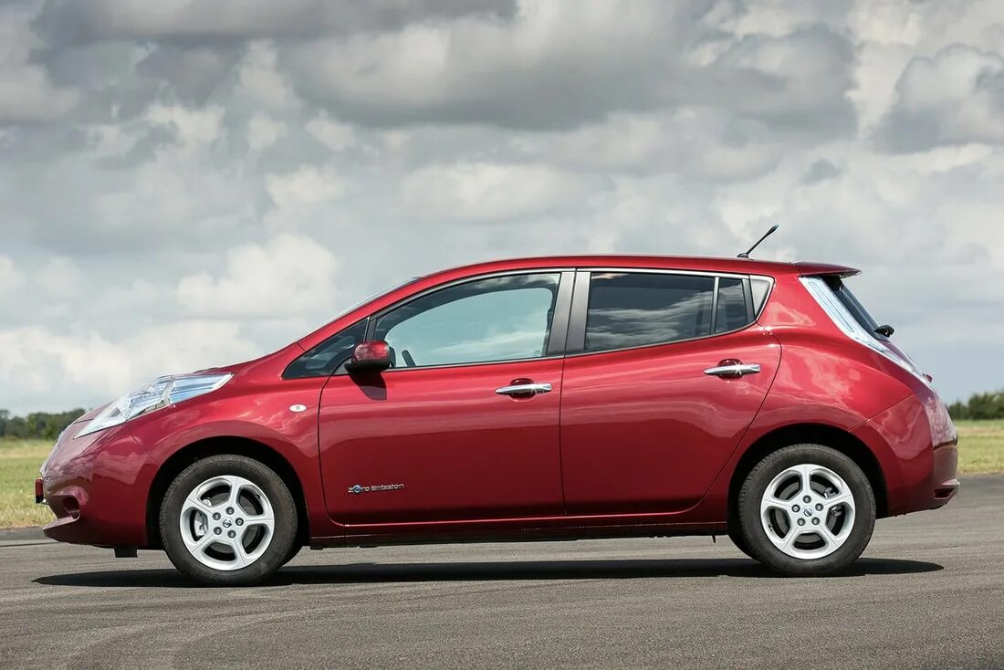 Ниссан хэтчбек все модели фото и названия Сколько электрокар может сэкономить денег в такси? Считаем с экспертом