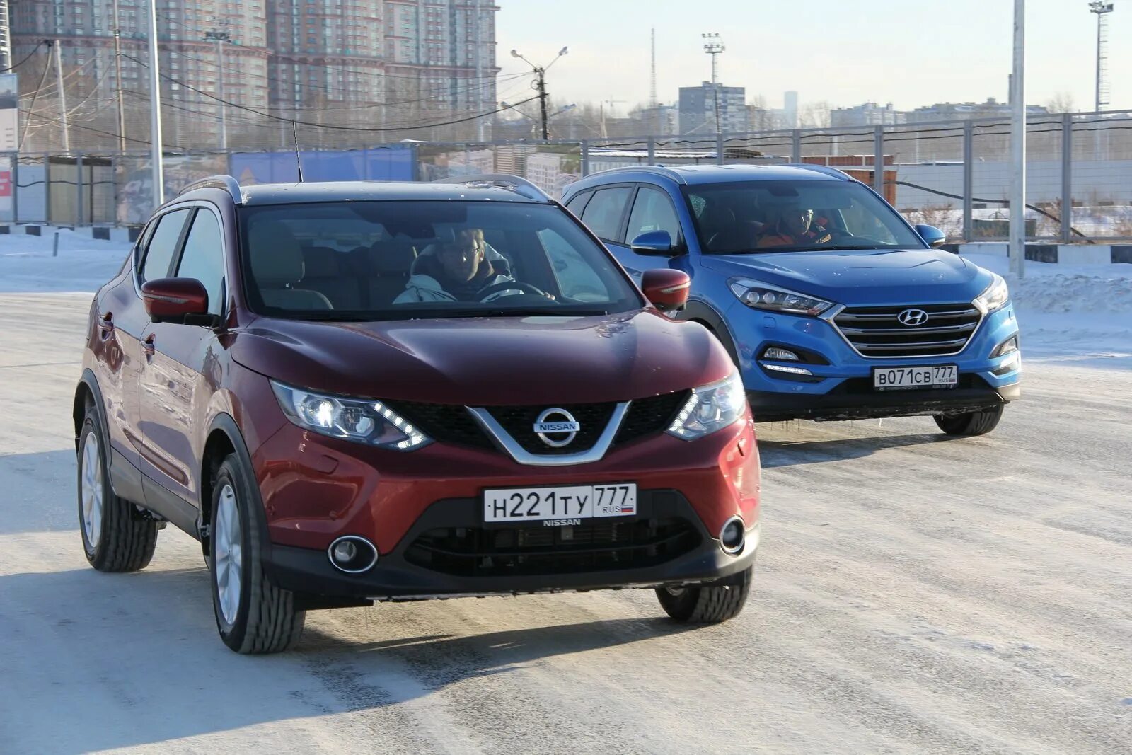 Ниссан хундай фото Hyundai Tucson и Nissan Qashqai: тест на снежной волне