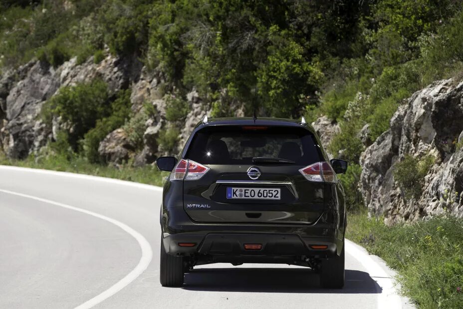 Ниссан икстрейл фото сзади Nissan strengthens grip on crossover sector with all-new X-Trail