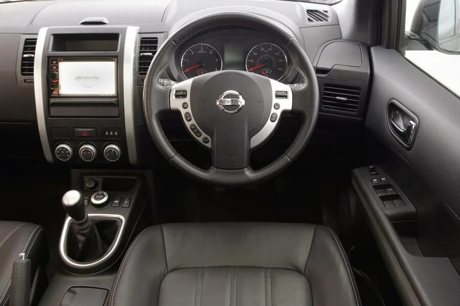 Ниссан икстрейл комплектации и цены фото Nissan X-Trail Platinum Edition 2012 года выпуска для рынка Великобритании и Ирл