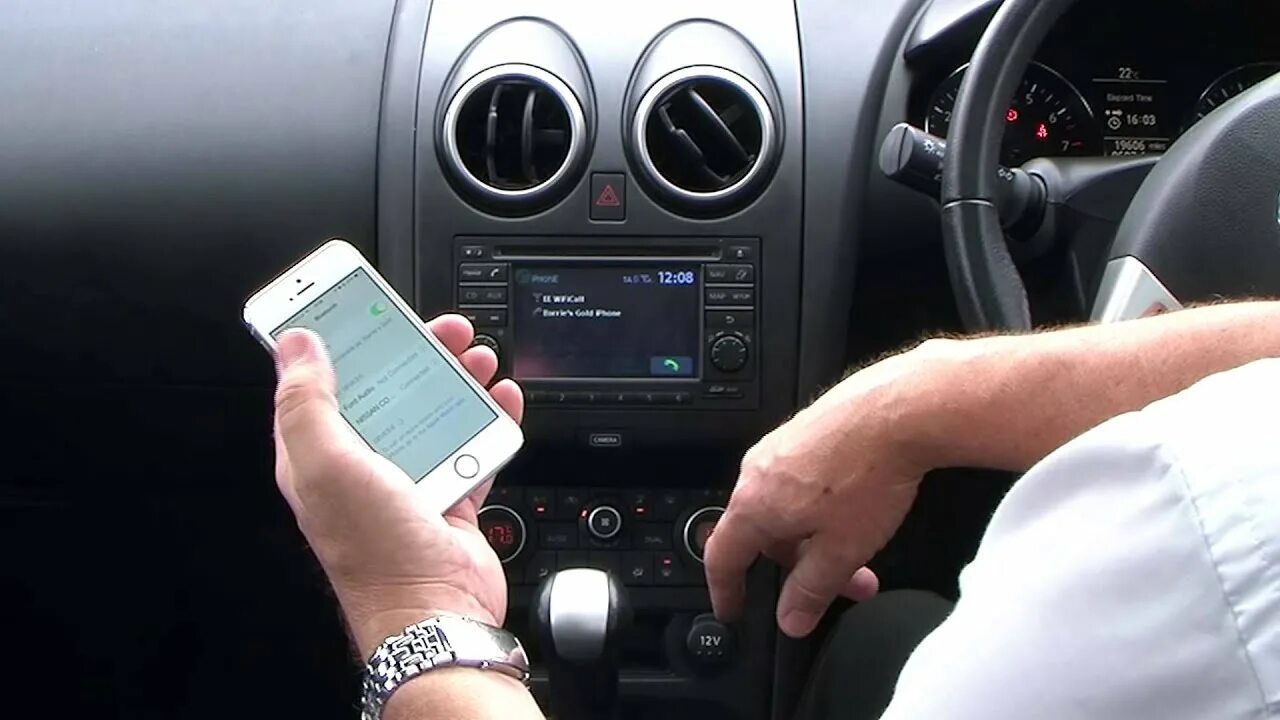 Ниссан как подключить блютуз телефон Pairing An iPhone to the Bluetooth system in an Nissan Qashqai Tekna - YouTube