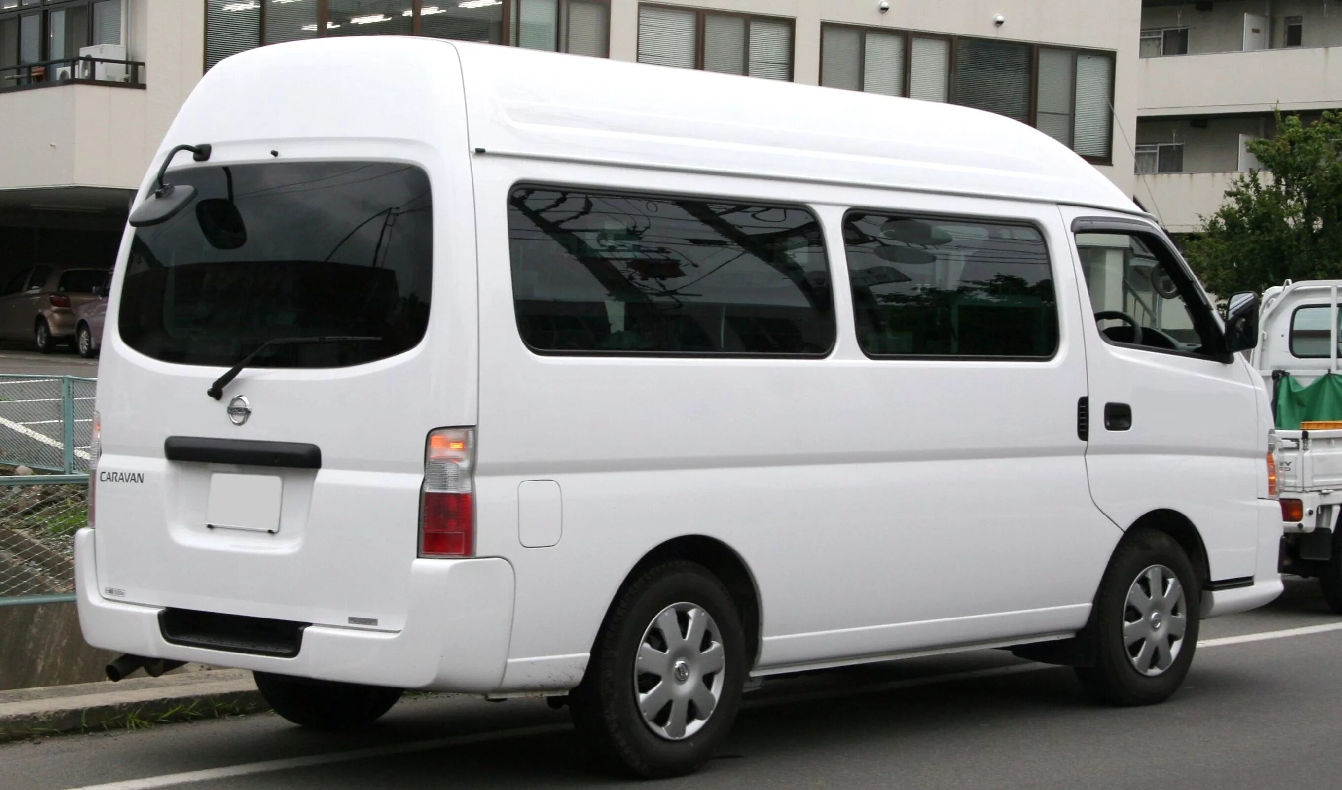 Ниссан караван фото File:2005 NISSAN CARAVAN High Roof rear.jpg - Wikipedia