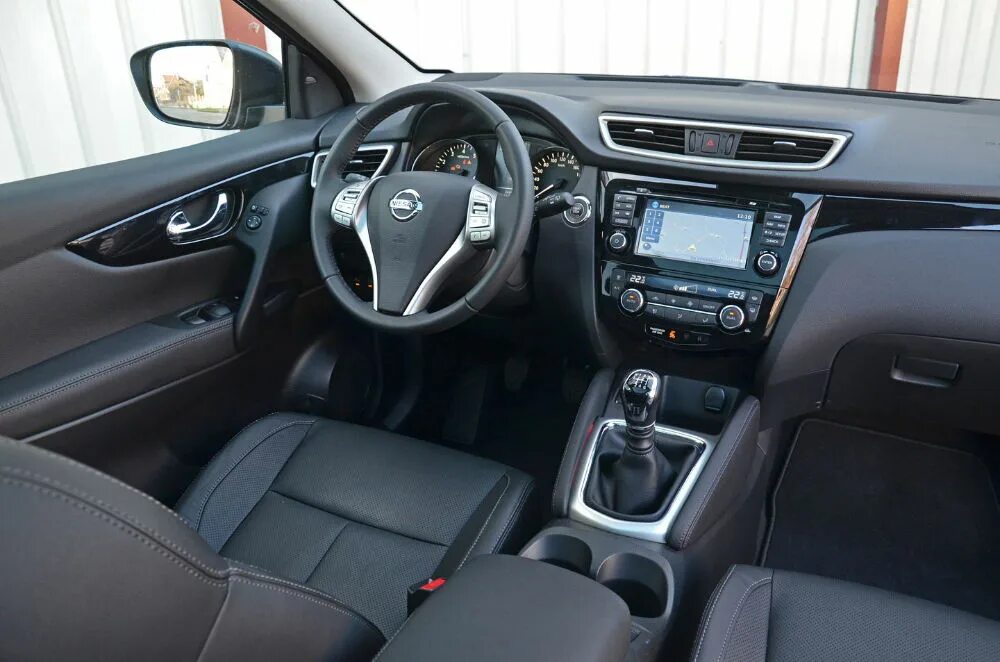 Ниссан кашкай 2 фото салона Какой автомобиль лучше: Renault Duster или Nissan Qashqai