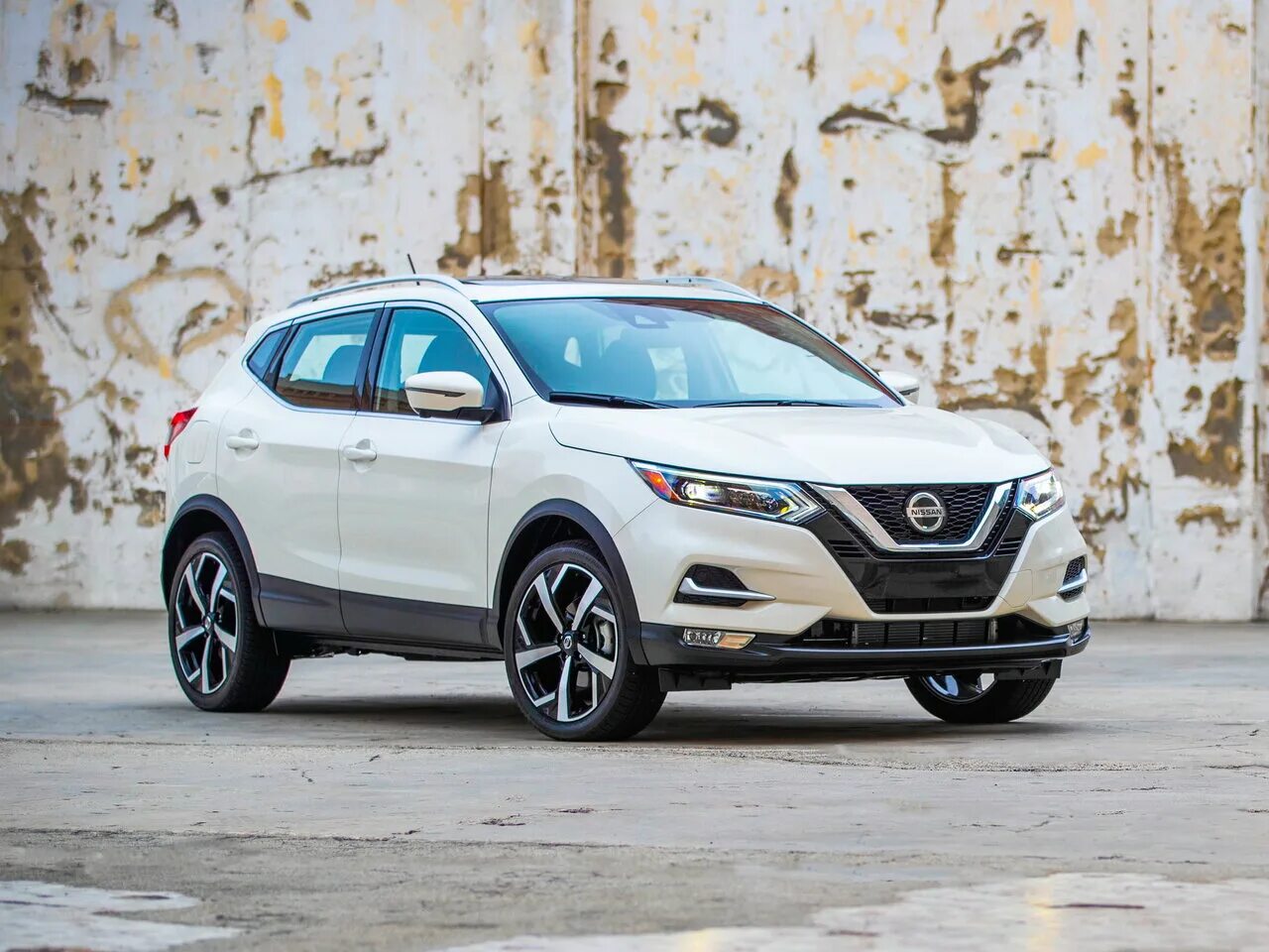 Ниссан кашкай 2020 фото Сравнение Cadillac XT4 и Nissan Rogue Sport по характеристикам, стоимости покупк