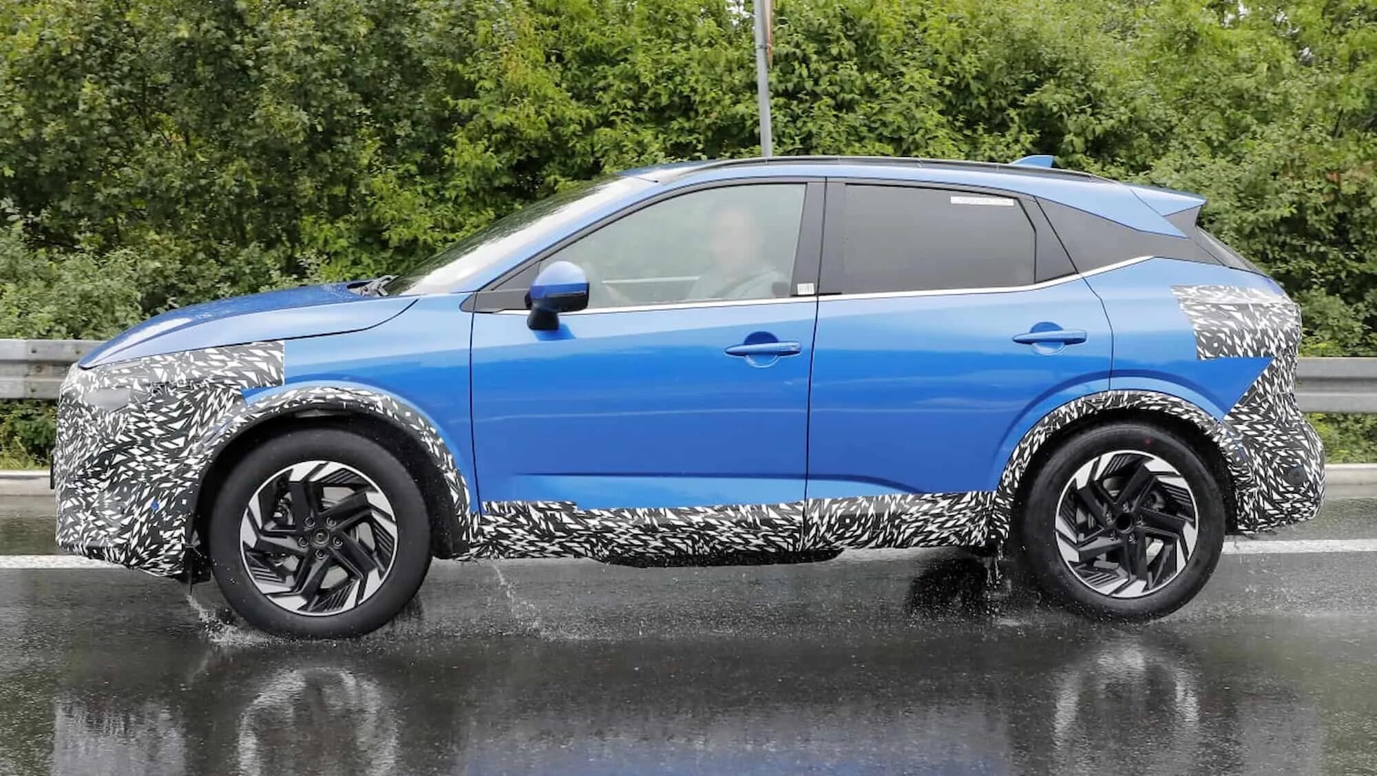 Ниссан кашкай 2024 года фото Nissan скрывает новый Qashqai под плотным камуфляжем