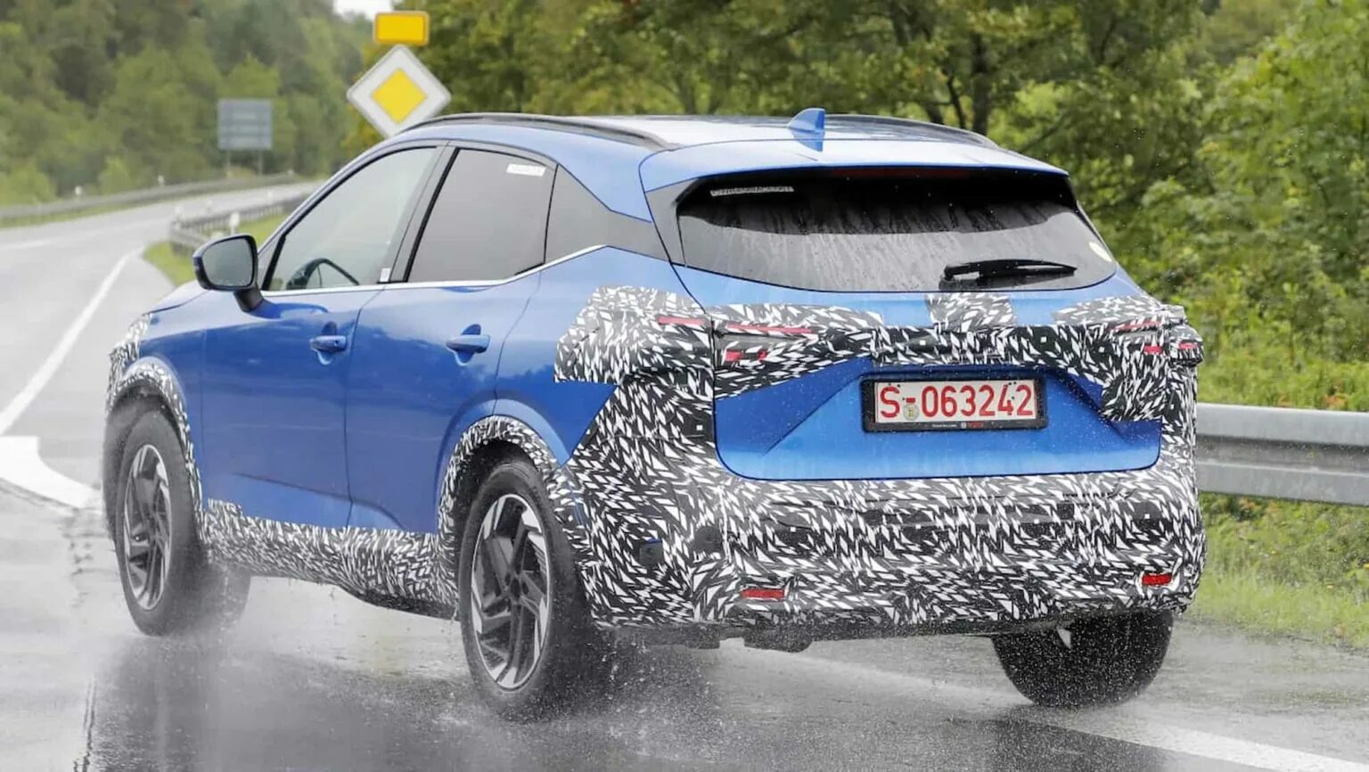 Ниссан кашкай 2024 года фото Nissan скрывает новый Qashqai под плотным камуфляжем