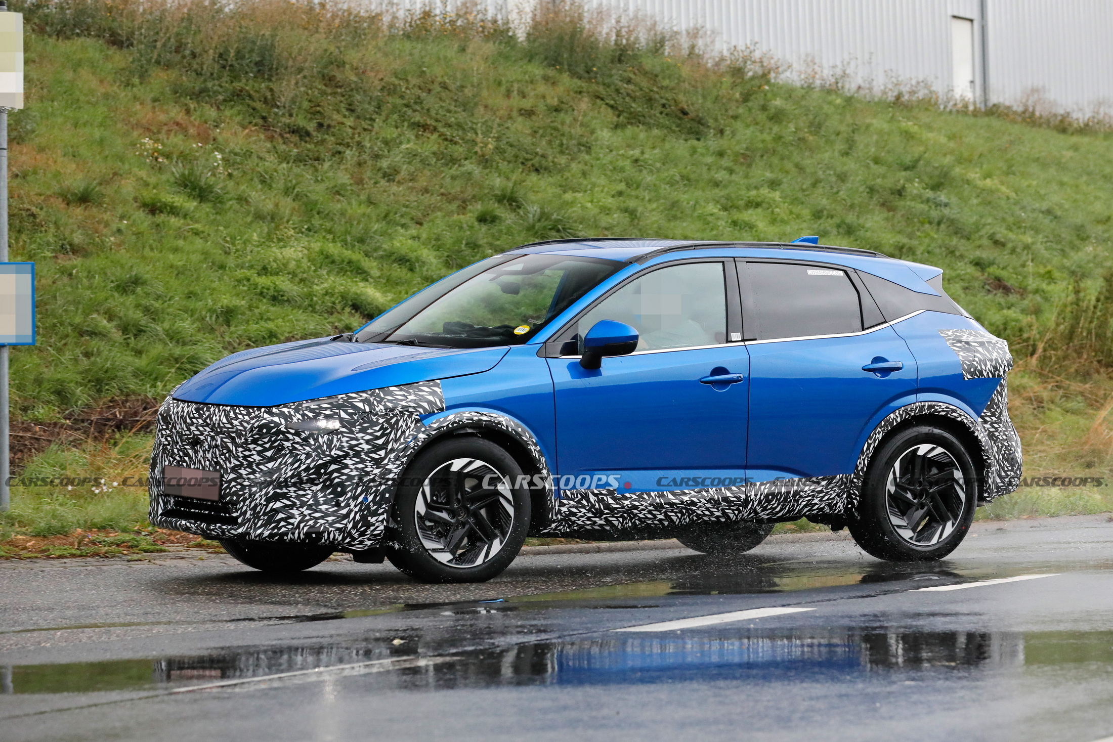 Ниссан кашкай 2025 фото Nissan Qashqai Facelift Spied Hiding Its Redesigned Face Carscoops