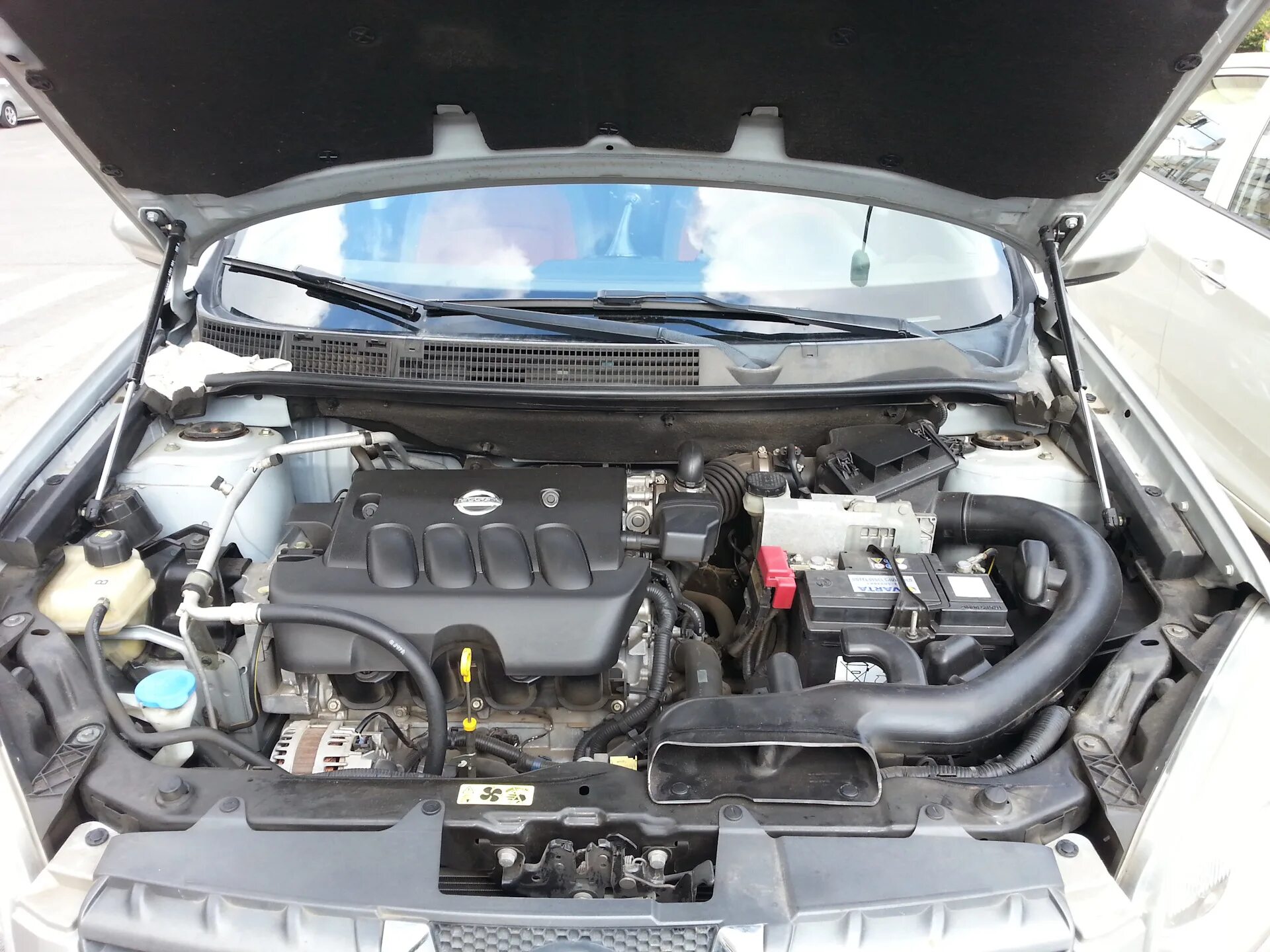 Ниссан кашкай подкапотное пространство фото Поставил гидравлические упоры на капот и заменил облезшие ручки - Nissan Qashqai