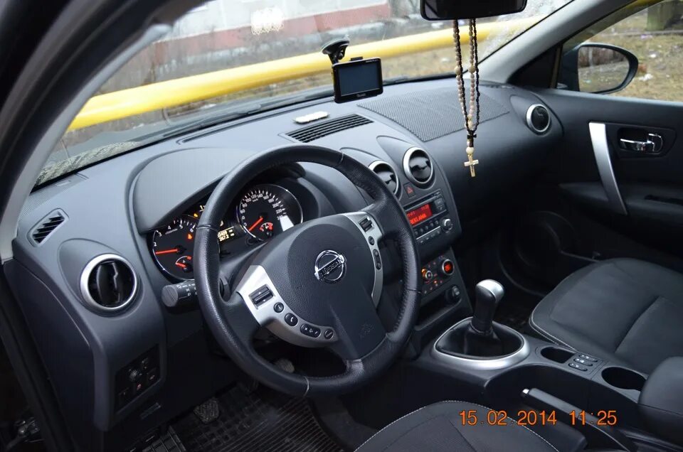 Ниссан кашкай торпеда фото противоскользящий коврик на торпедо - Nissan Qashqai (1G), 1,6 л, 2012 года аксе