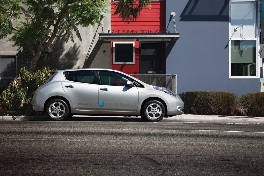 Ниссан leaf фото Nissan Delivers Southern California's First 100% Electric Nissan LEAF to San Die