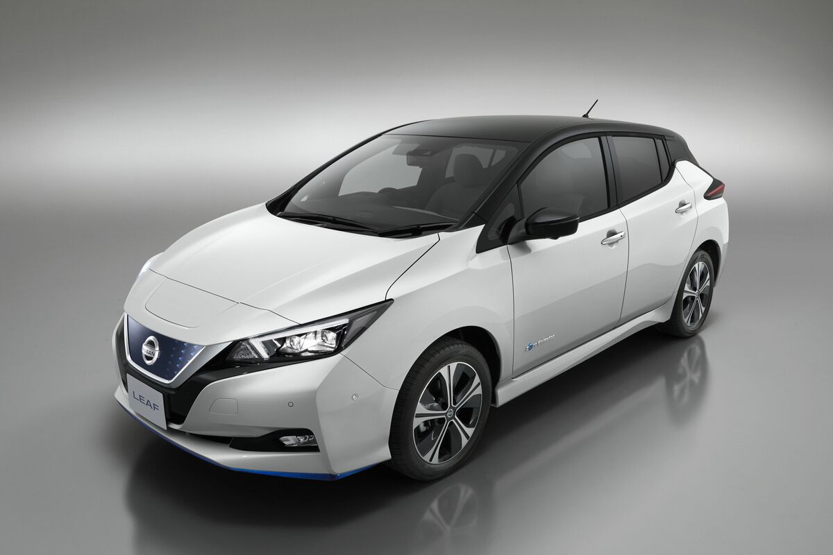 Ниссан лиф 2 фото Nissan Unveils New Leaf Electric Car Delayed by Ghosn's Arrest - Bloomberg