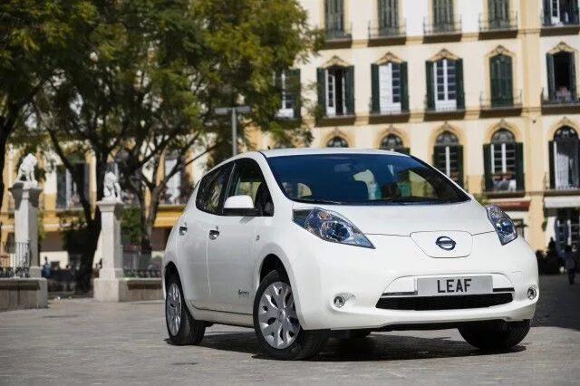 Ниссан лиф электромобиль фото Awesome Nissan 2017: Women Now Buying One-Third Of All Nissan Leaf Electric Cars