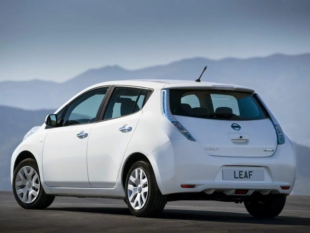 Ниссан лиф фото Nissan LEAF Could Get 250+ Mile Battery Soon - Gas 2