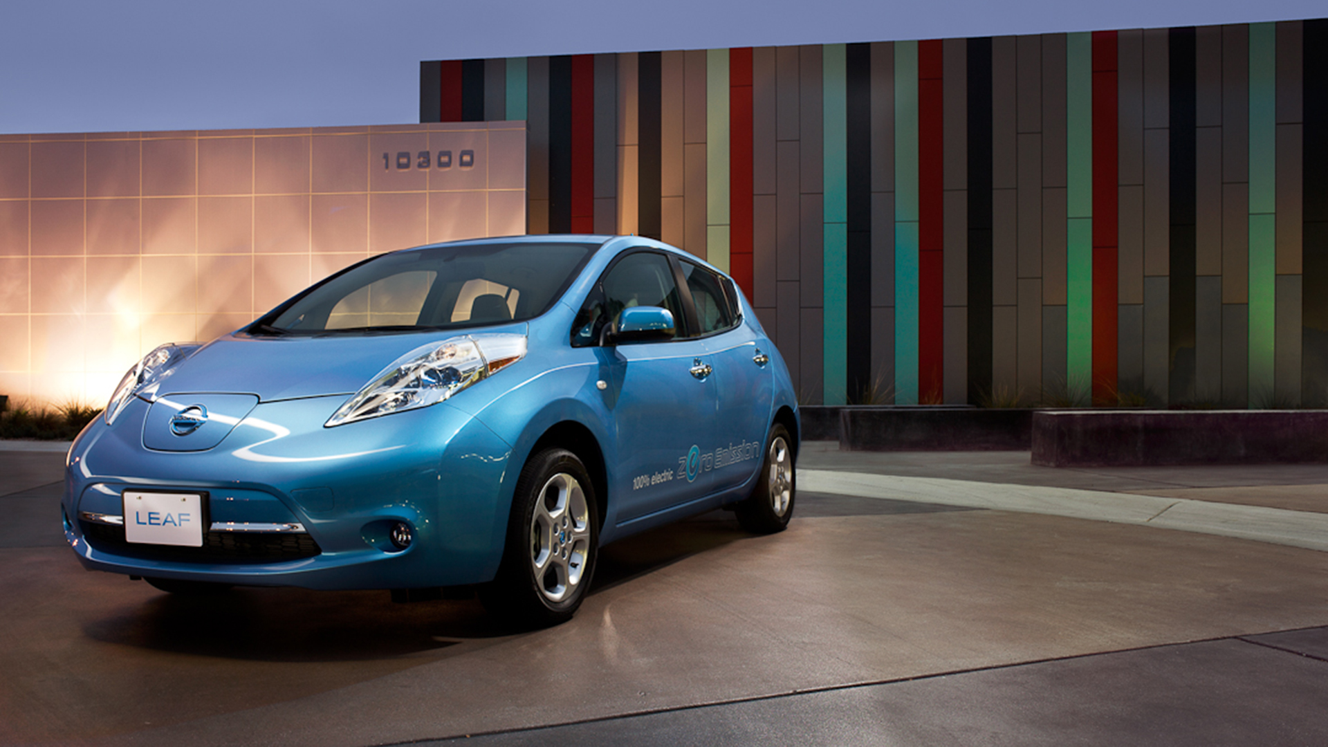 Ниссан лиф фото Nissan Will Use Old Leaf EV Batteries To Help Power Australian Factory
