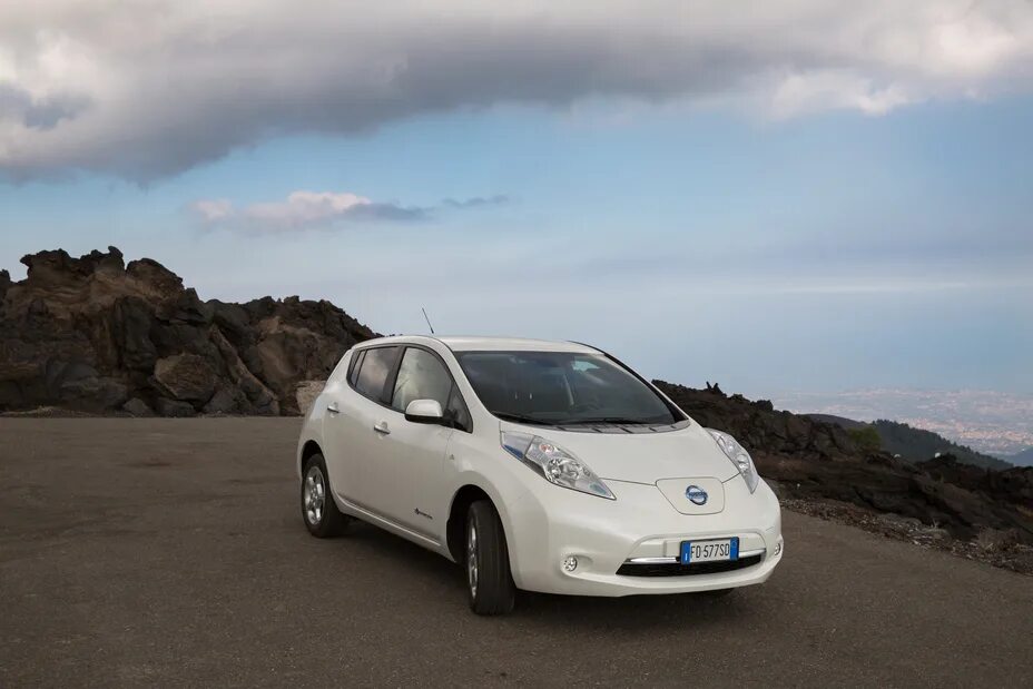Ниссан лиф фото Nissan LEAF goes the distance in a wild drive across Europe