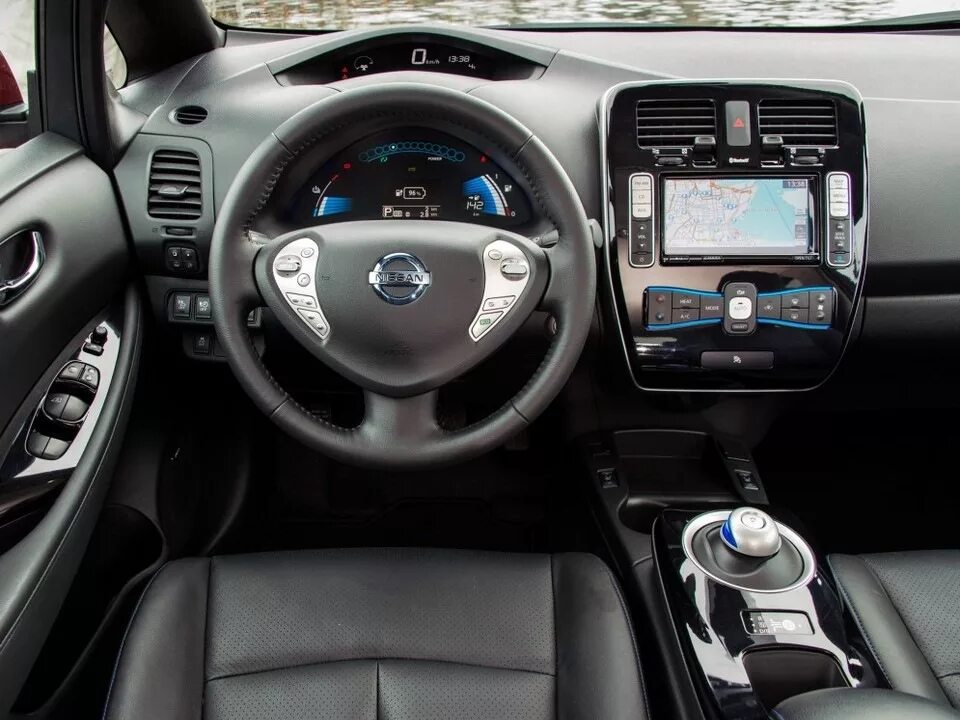 Ниссан лиф фото салона Lexus LS460 vs. Nissan LEAF - интерьер электроавтомобиля - Lexus LS (USF40/41), 