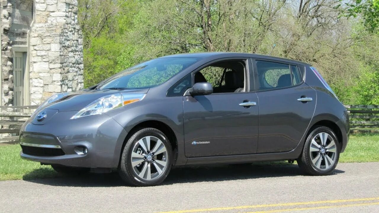 Ниссан лив фото Nissan Leaf refurbished batteries offered for older electric cars, in Japan - Yo