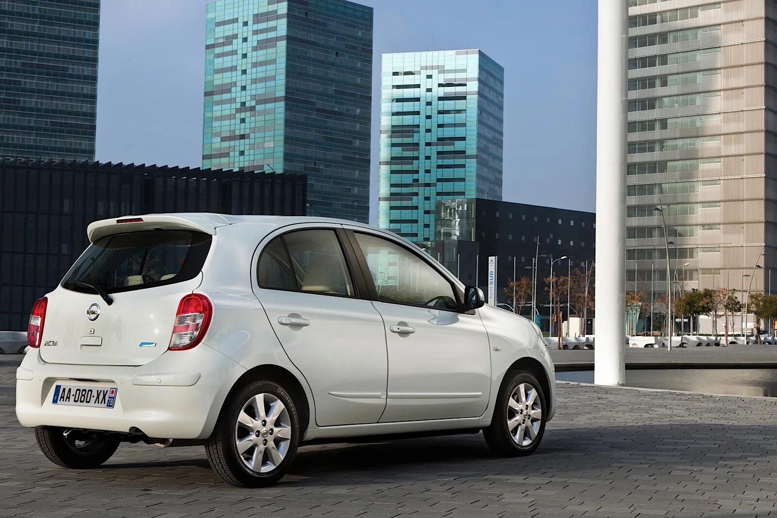 Ниссан микра фото Nissan Launches Super Clean Micra DIG-S Turbo with CO2 Emissions of just 95 g/km