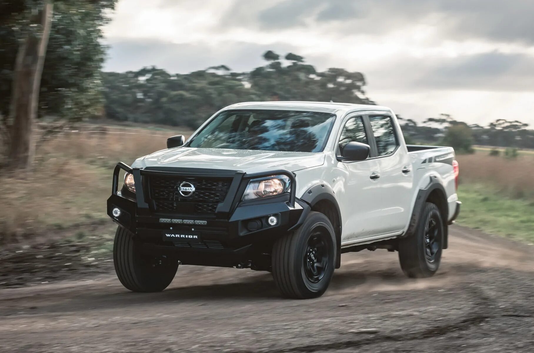 Ниссан навара 2024 фото У Nissan появился недорогой пикап с 26-сантиметровым клиренсом - Рамблер/авто