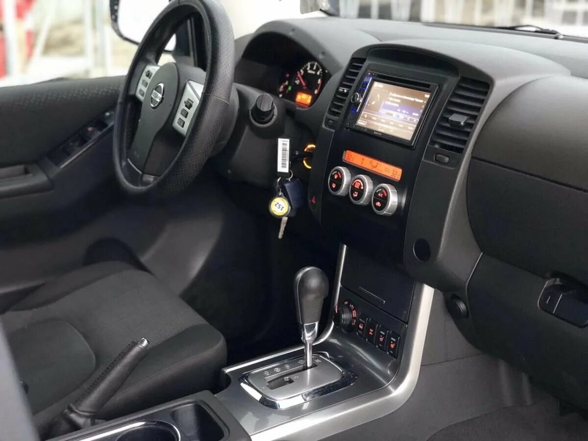 Ниссан навара фото салона Купить б/у Nissan Navara (Frontier) III (D40) Рестайлинг 2.5d AT (190 л.с.) дизе