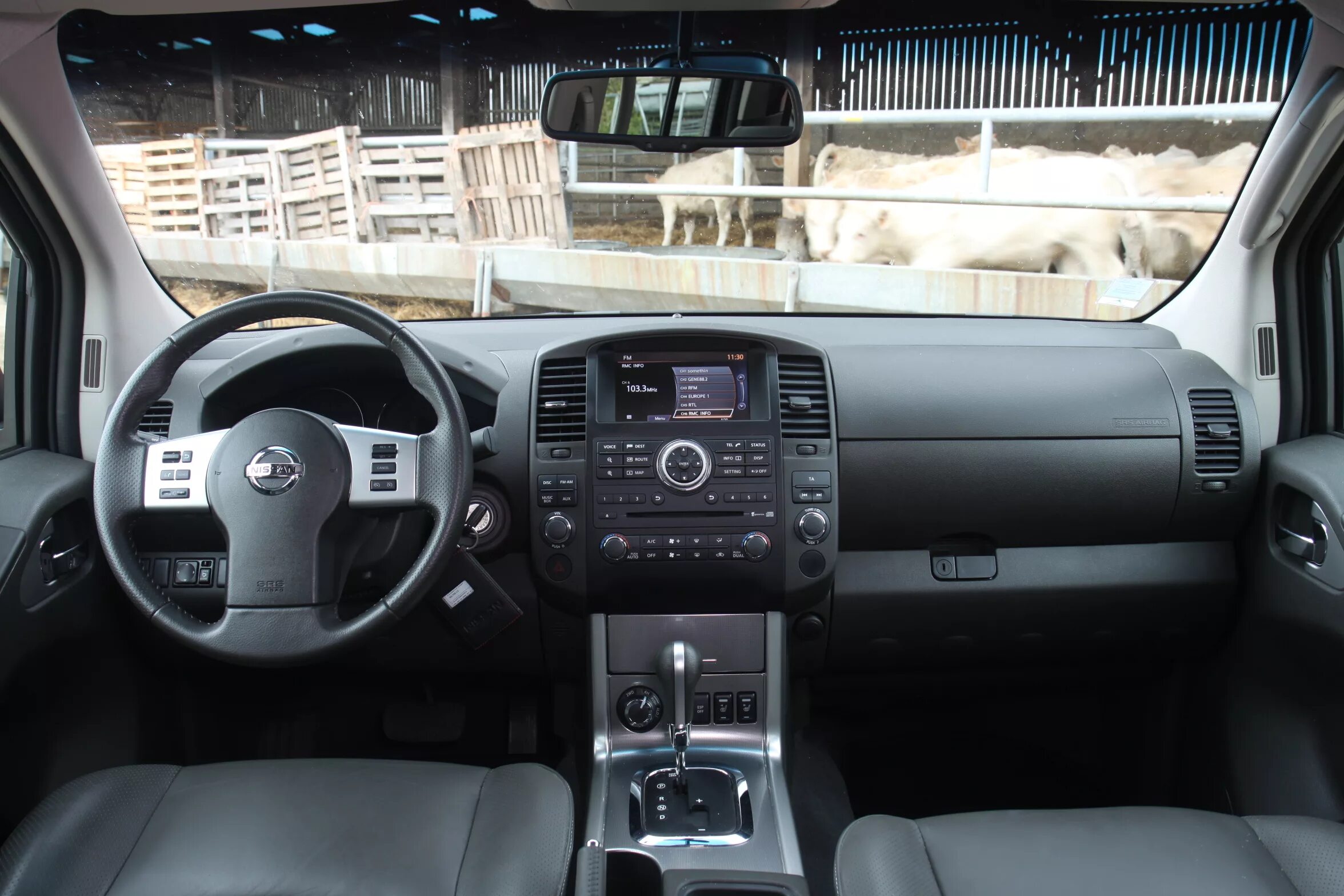 Ниссан навара фото салона Volkswagen Amarok vs Nissan Navara : une affaire d'hommes