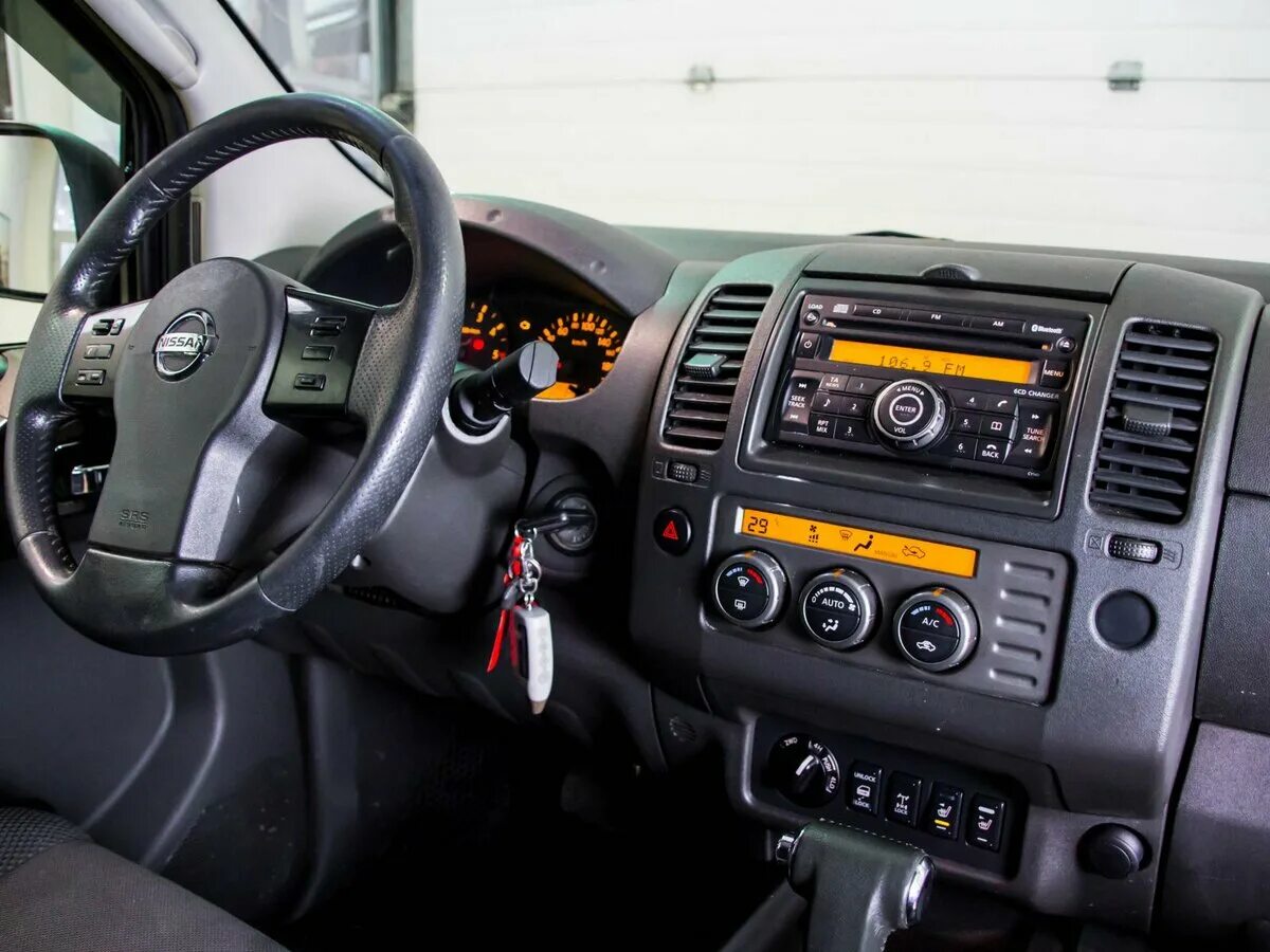 Ниссан навара фото салона Купить б/у Nissan Navara (Frontier) III (D40) 2.5d AT (174 л.с.) 4WD дизель авто