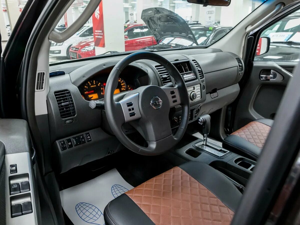 Ниссан навара фото салона Купить б/у Nissan Navara (Frontier) III (D40) 2.5d AT (174 л.с.) 4WD дизель авто