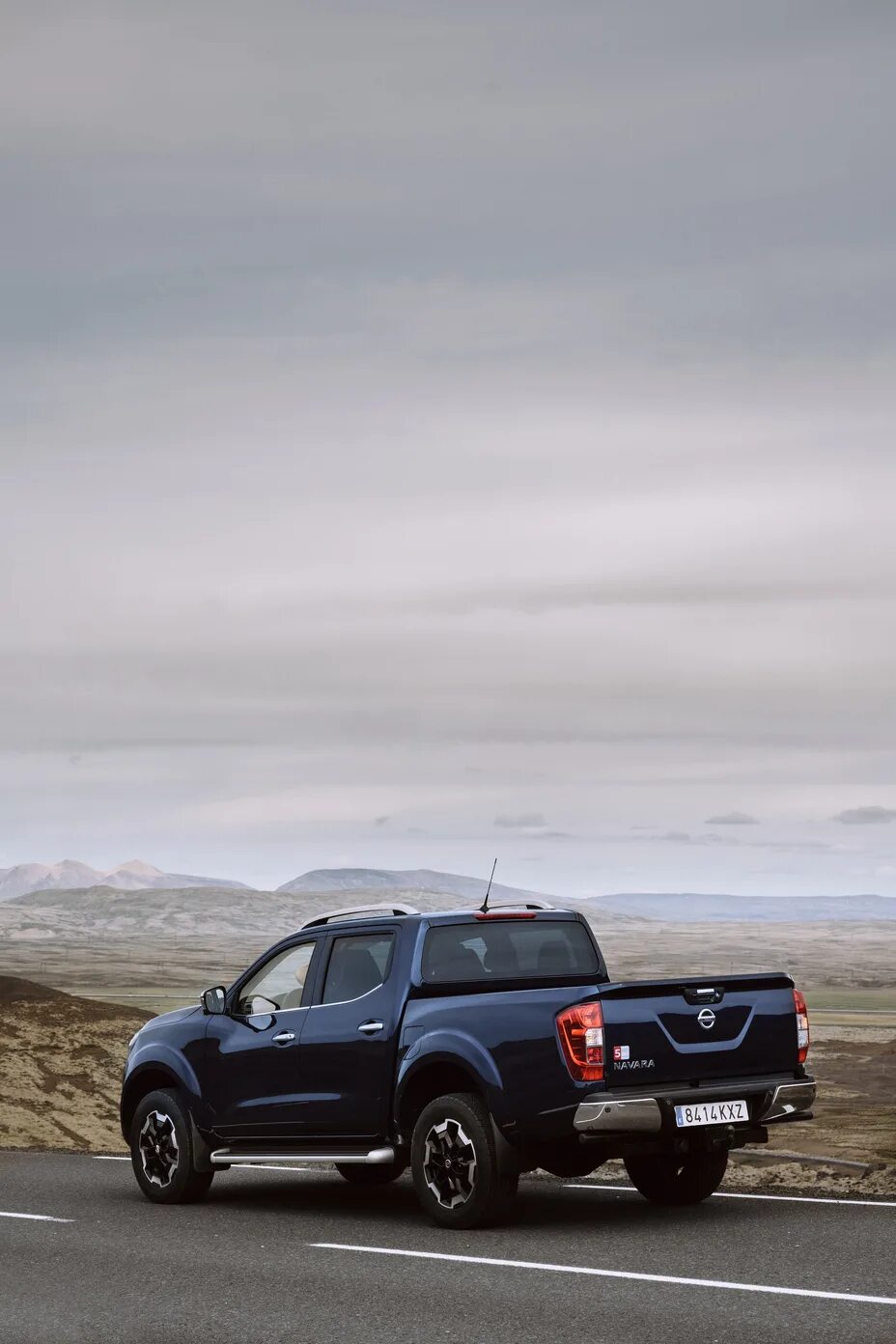 Ниссан навара пикап фото Nissan Navara Double Cab_Dynamic_Rear view_Iceland