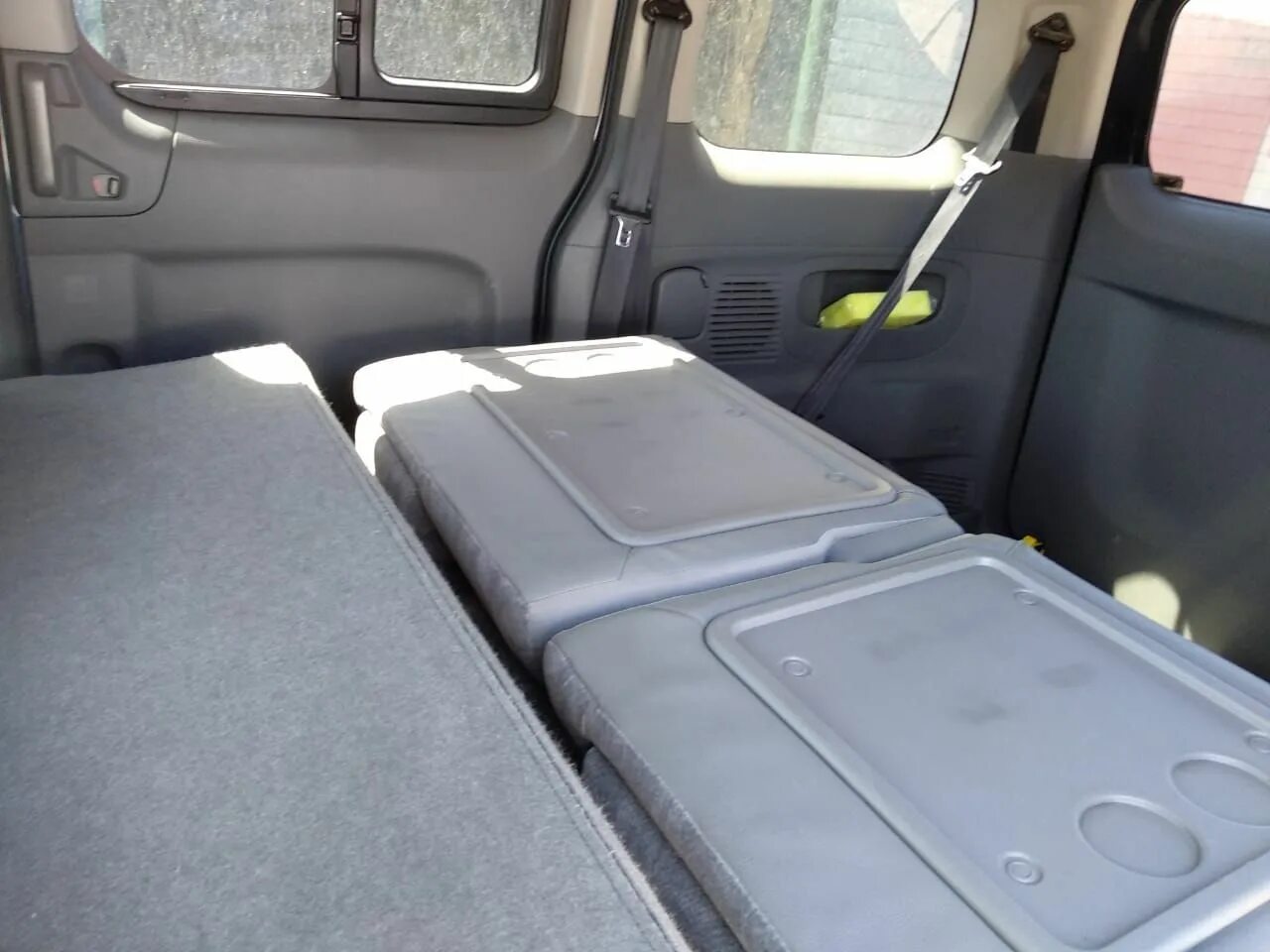 Ниссан нб 200 фото Двух диванная рельсовая система. Диваны раскладываются и вперед и назад.