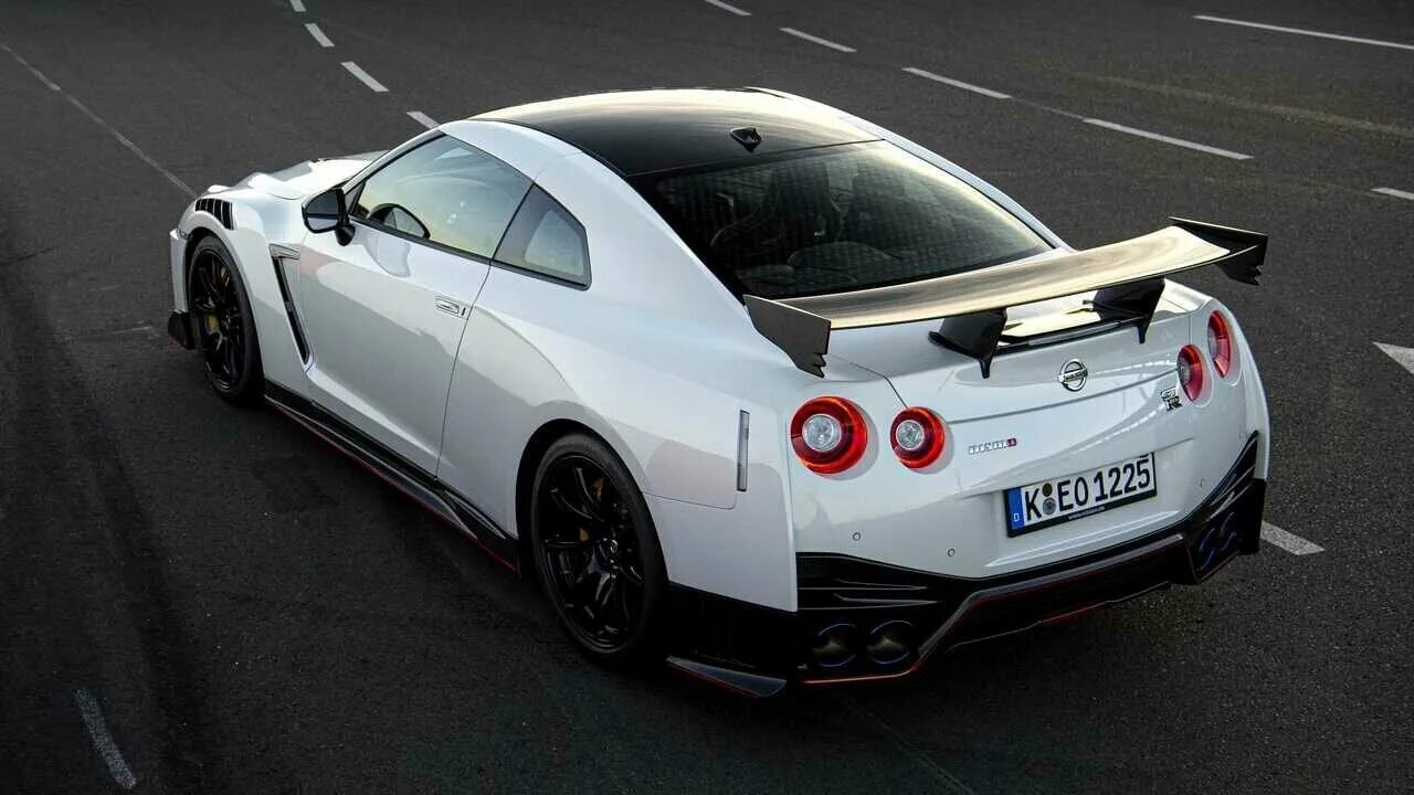 Ниссан нисма фото Картина на холсте 60x110 Альянс Лес "Ниссан асфальт белая машина" на подрамнике 