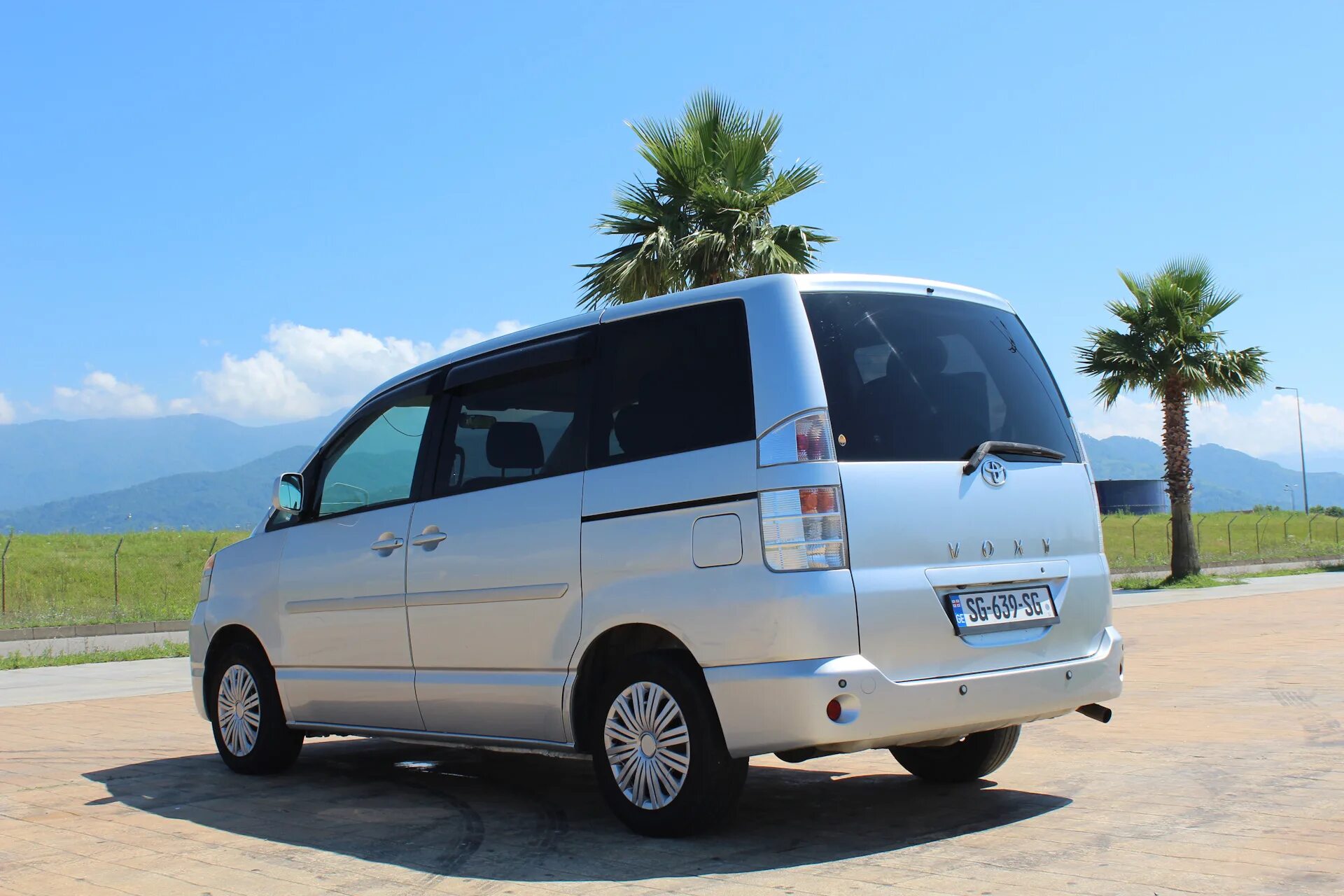 Ниссан ноах фото Предпродажная фотосессия - Toyota Voxy, 2 л, 2003 года фотография DRIVE2