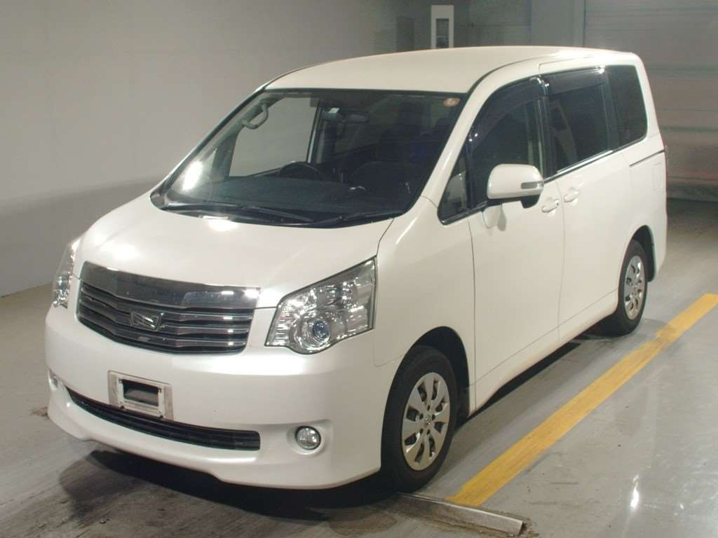 Ниссан ноах фото TOYOTA NOAH модель кузова: ZRR70G, коробка: IAT, год выпуска: 2013 пробег: 23800