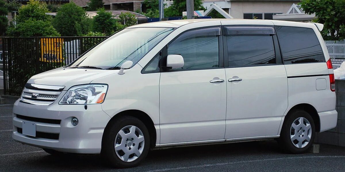 Ниссан ноах фото File:2004 Toyota Noah 02.jpg - Wikipedia