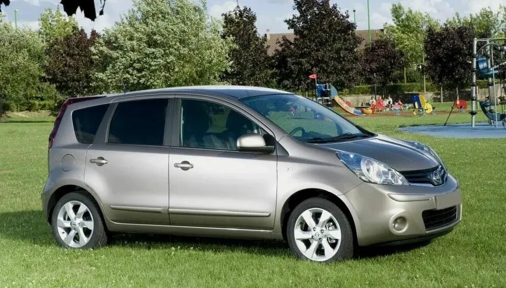 Ниссан нота фото автомобиля Nissan Note 2012 год, Автомобиль покупал новым, бензиновый двигатель, 88 л.с., м