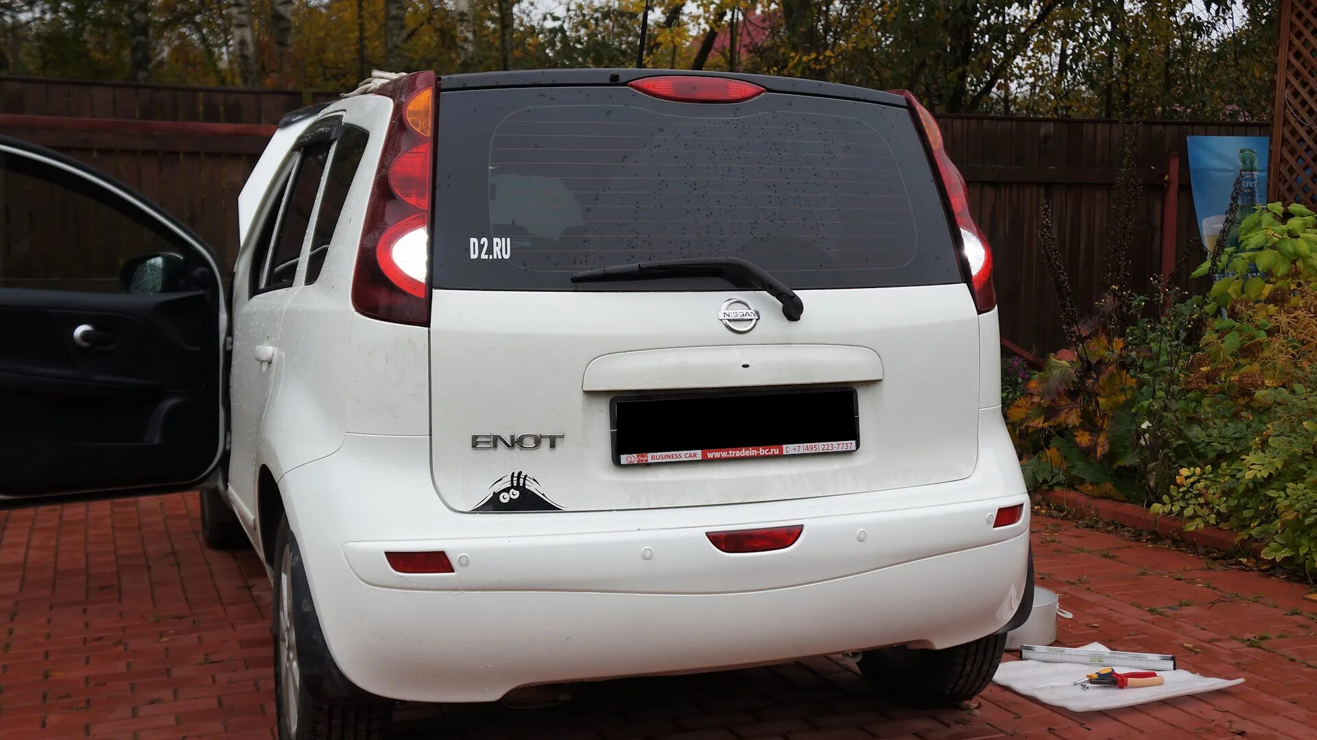 Ниссан ноте фото сзади LED переехал к Еноту, нормальное расположение докатки и наклейка с Алли - Nissan