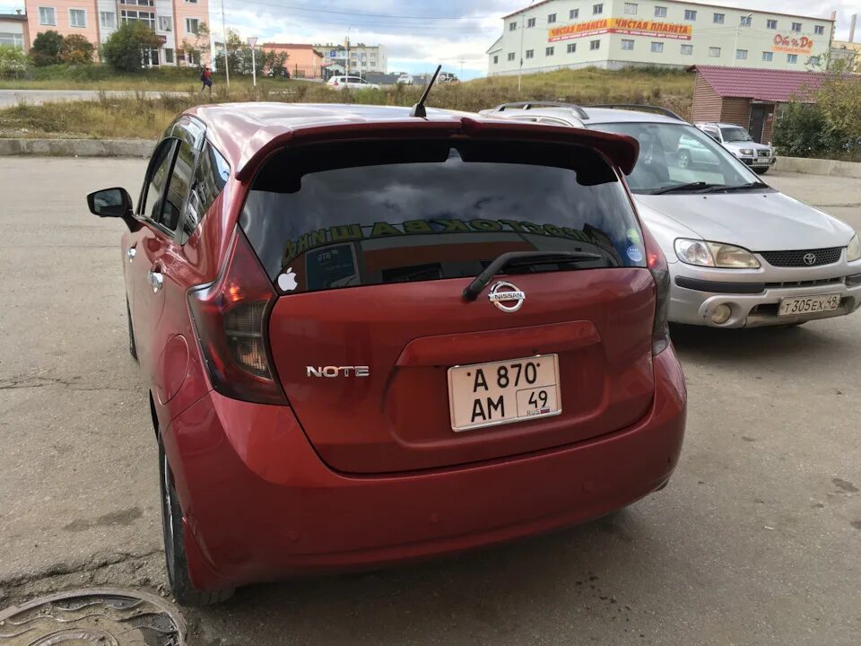 Ниссан ноте фото сзади Тонирование задних фонарей лаком - Nissan Note (2G), 1,2 л, 2014 года своими рук