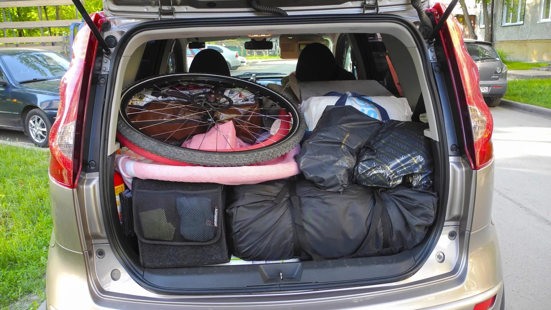 Ниссан ноут багажник фото Внутри он больше, чем снаружи! - Nissan Note (1G), 1,4 л, 2010 года наблюдение D