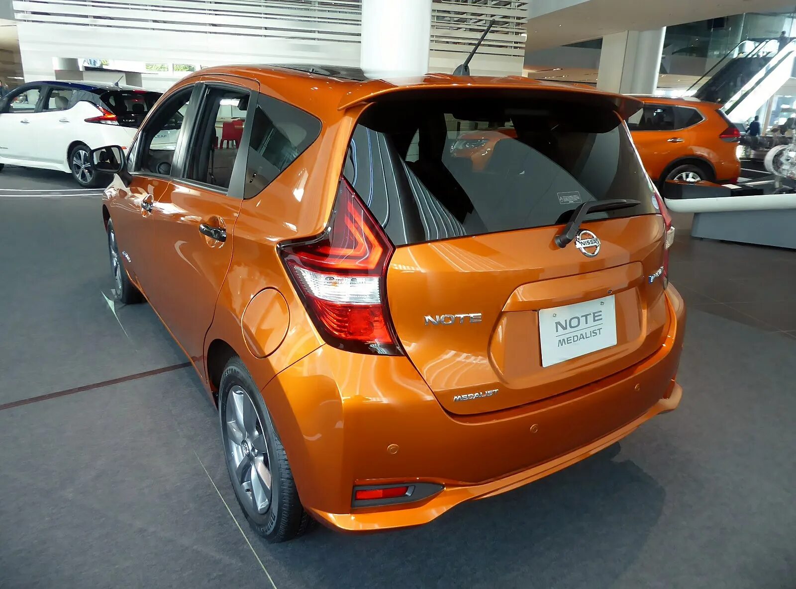 Ниссан ноут е пауэр фото File:Nissan NOTE e-POWER MEDALIST Black Arrow (DAA-HE12) rear.jpg - Wikimedia Co