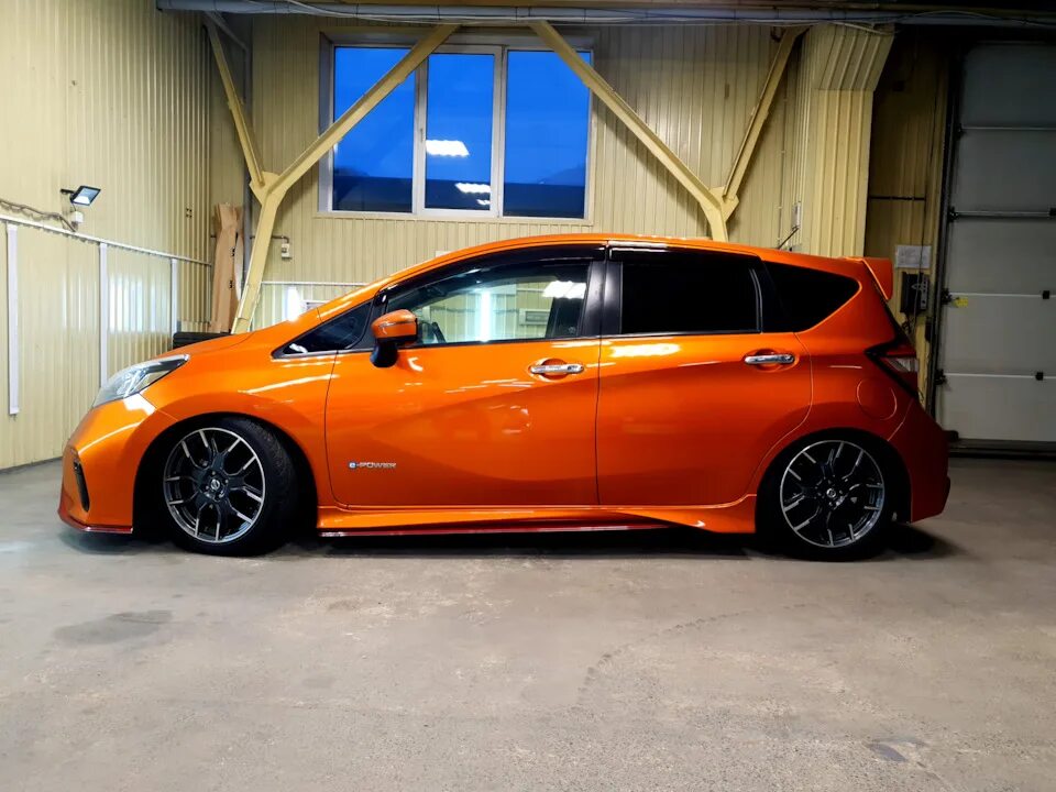 Ниссан ноут е пауэр тюнинг 21. Занижение. Промежуточные результаты. - Nissan Note e-Power, 1,2 л, 2017 года