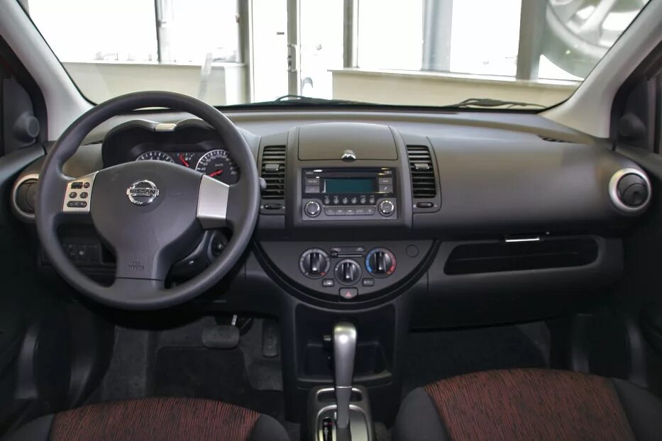 Ниссан ноут е12 фото салона Photos of Nissan Note 1.6 AT Luxury (-S-B-). Photo nissan-note-16-at-luxury--s-b