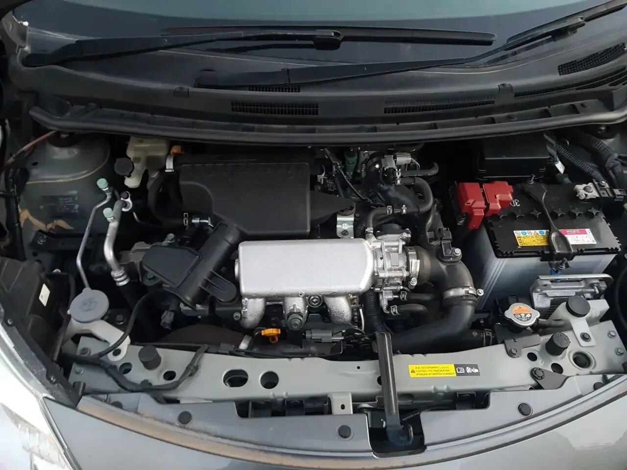 Ниссан ноут фото под капотом Nissan Note 2013, 1.2 литра, Добрый день, уважаемые форумчане, бензин, правый ру