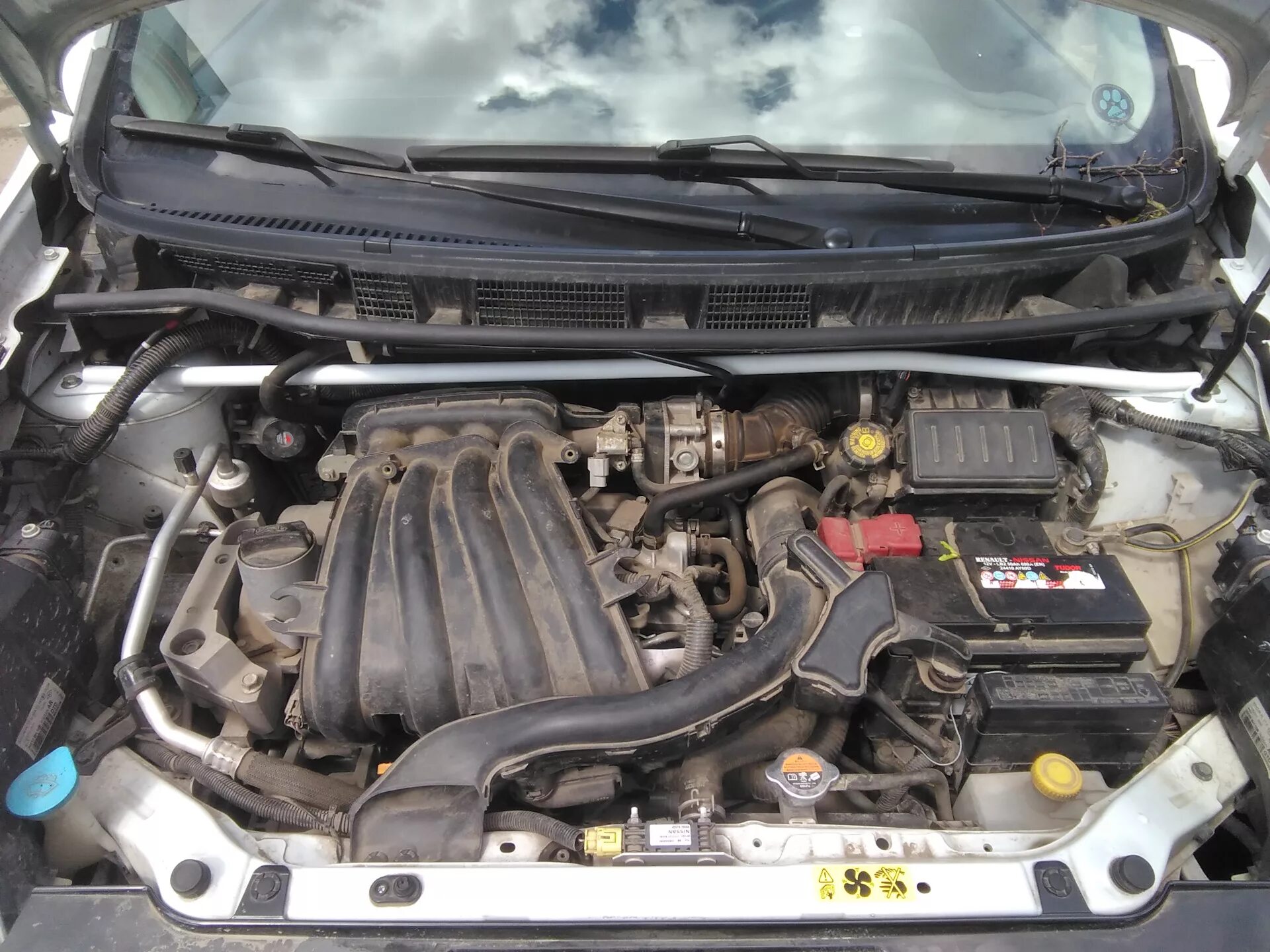 Ниссан ноут фото под капотом Передняя распорка Nissan Note и газовый упор капота #1 - Nissan Note (1G), 1,4 л