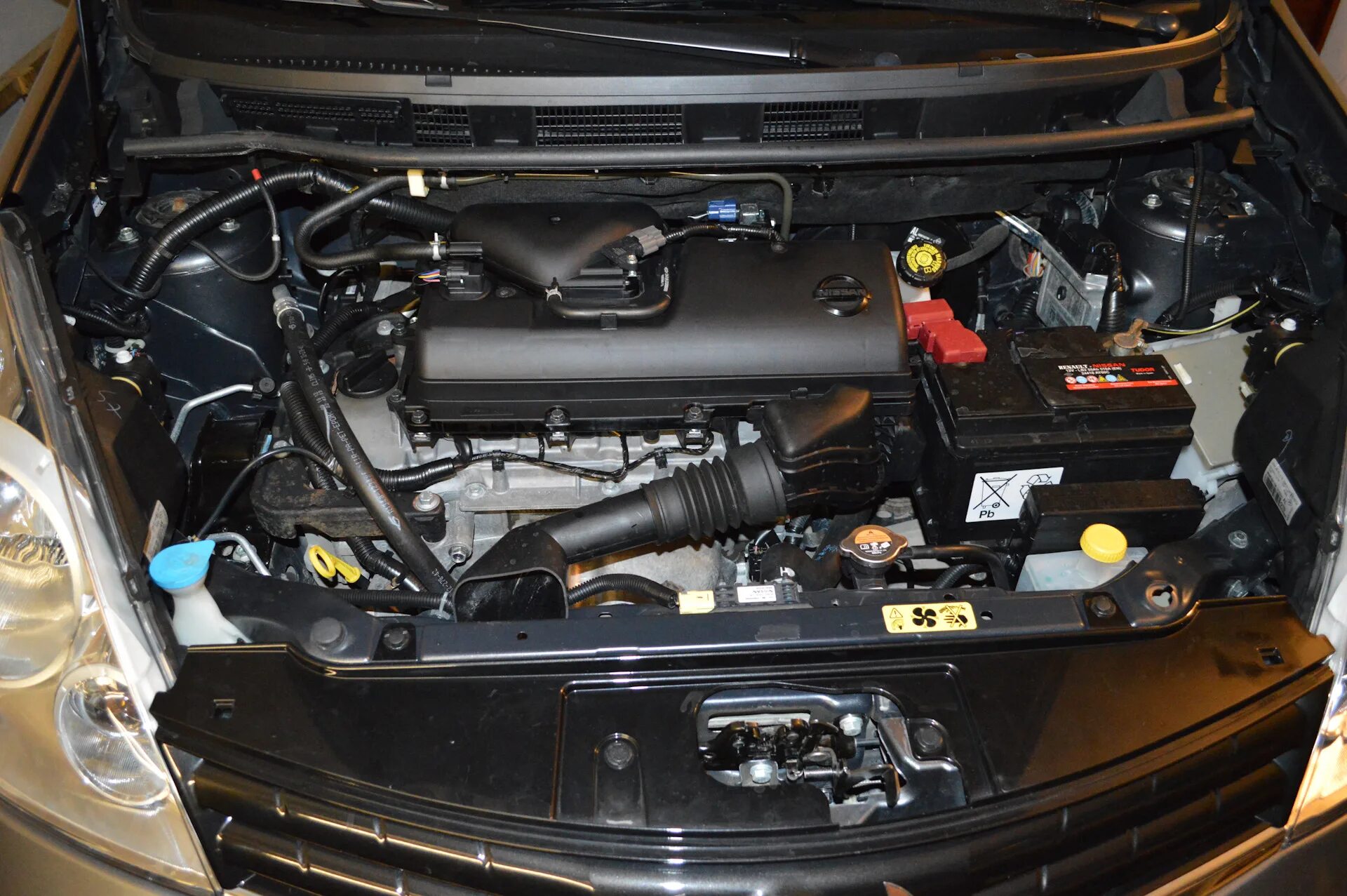 Ниссан ноут фото под капотом Мойка двигателя и уплотнитель капота - Nissan Note (1G), 1,4 л, 2012 года мойка 