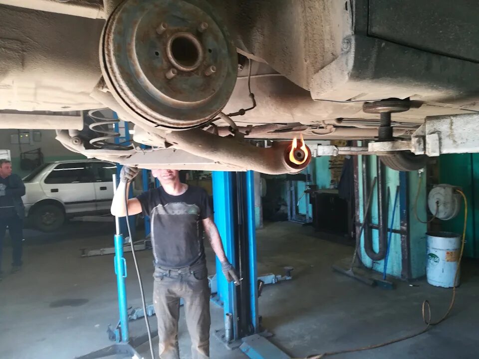 Ниссан ноут как заменить сайлентблоки задней балки Замена сайлентблоков задней балки. - Nissan Tiida (1G), 1,4 л, 2004 года поломка