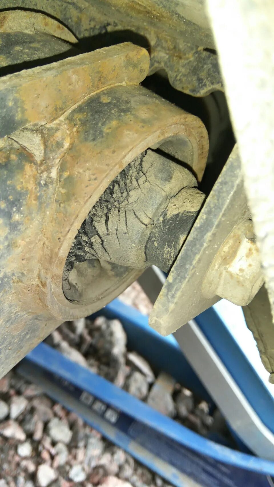 Ниссан ноут как заменить сайлентблоки задней балки Сайлентблоки задней балки. Походят еще? - Nissan Note (1G), 1,5 л, 2005 года пол