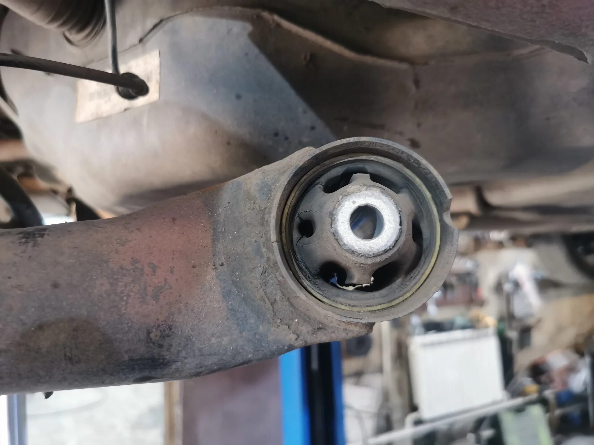 Ниссан ноут как заменить сайлентблоки задней балки Замена саленблоков задний балки и замена антифриза - Nissan Note (1G), 1,6 л, 20