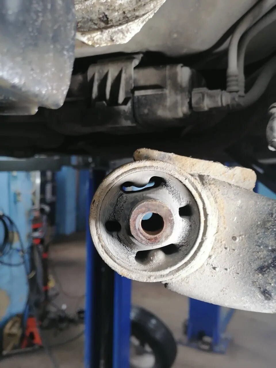 Ниссан ноут как заменить сайлентблоки задней балки Сайлентблок задней балки - Nissan Tiida (1G), 1,6 л, 2008 года запчасти DRIVE2