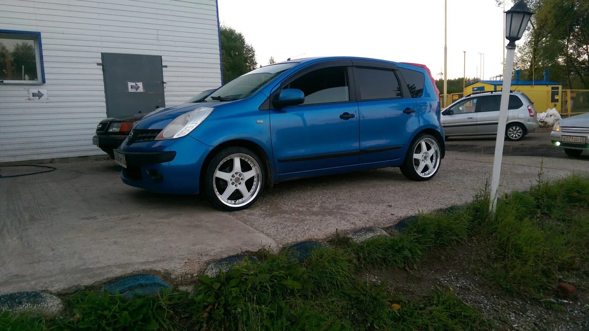 Ниссан ноут на 16 дисках фото Nissan Note (1G) 1.4 бензиновый 2006 Бродяга на DRIVE2