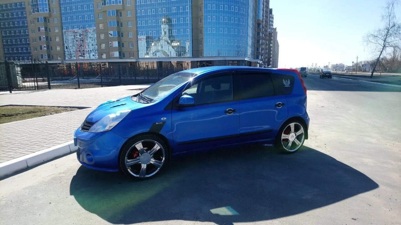 Ниссан ноут на 16 дисках фото Nissan Note (1G) 1.4 бензиновый 2011 ЕНОТ(изолента) на DRIVE2