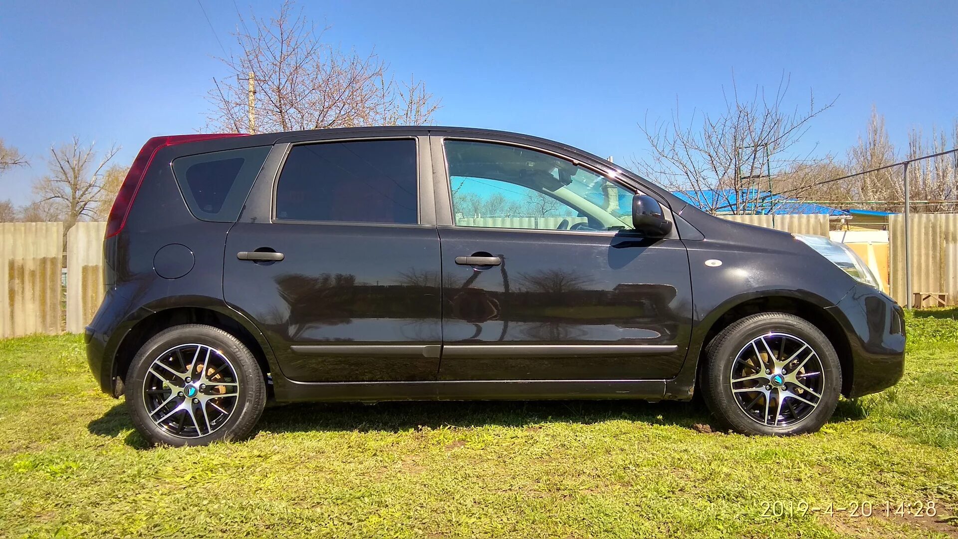 Ниссан ноут на 16 дисках фото Nissan Note (1G) 1.4 бензиновый 2011 ENOT на DRIVE2